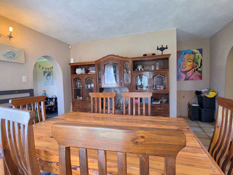 5 Bedroom house for sale in Brackendowns - Photo 8