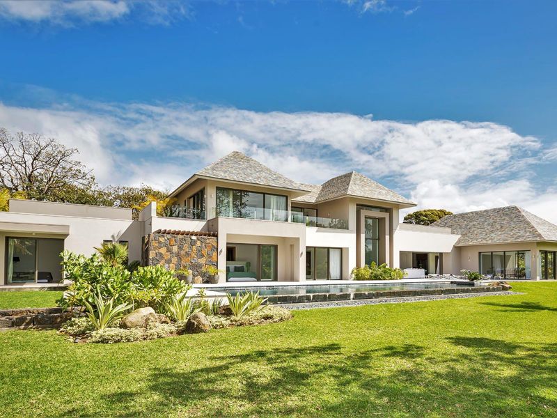 Contemporary Luxury Estate with Championship Golf Views. - Photo 2