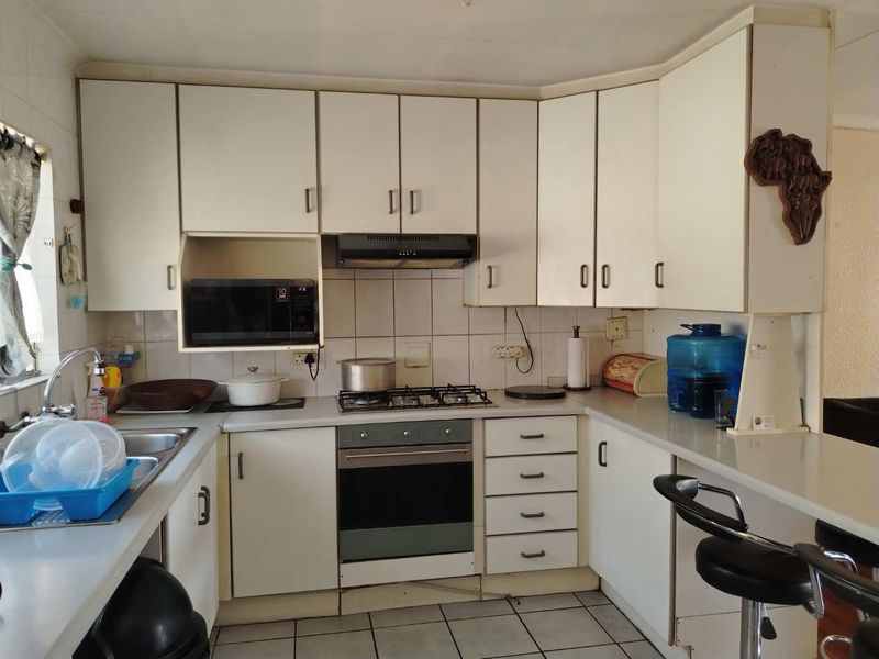 A SPACIOUS TOWNHOUSE - Photo 2