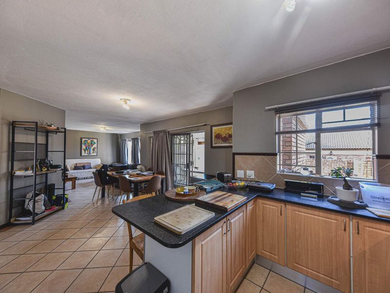 Neat, large three bedroom townhouse in security complex - Moreleta Park - Photo 9