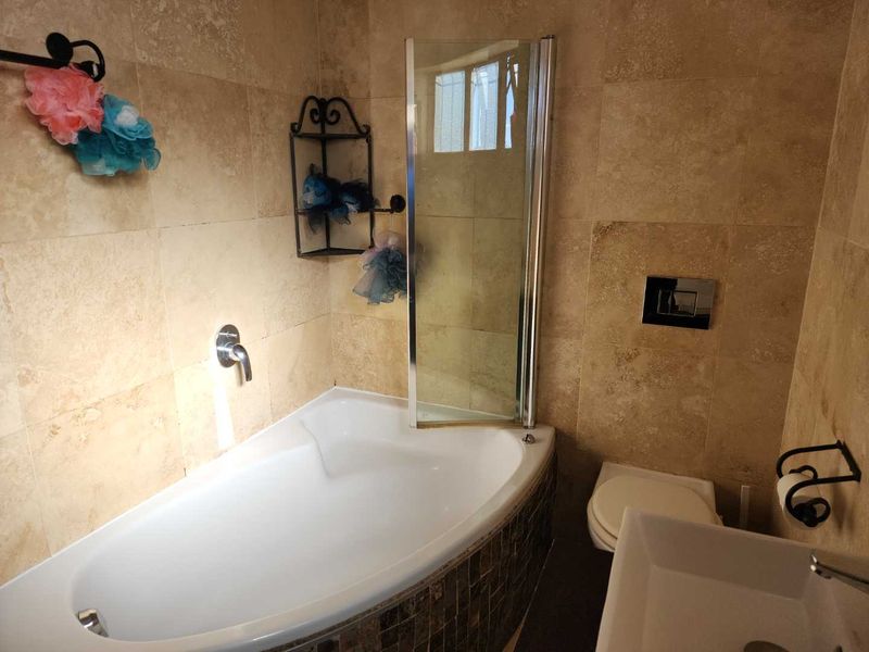 3 - 4 Bedroom Family Home - Photo 10