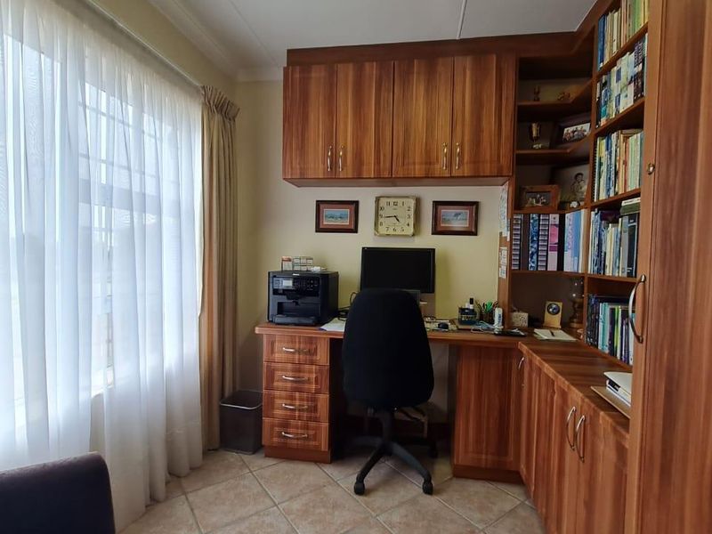3 Bedroom House with Office and Flat in Dana Bay - Photo 6