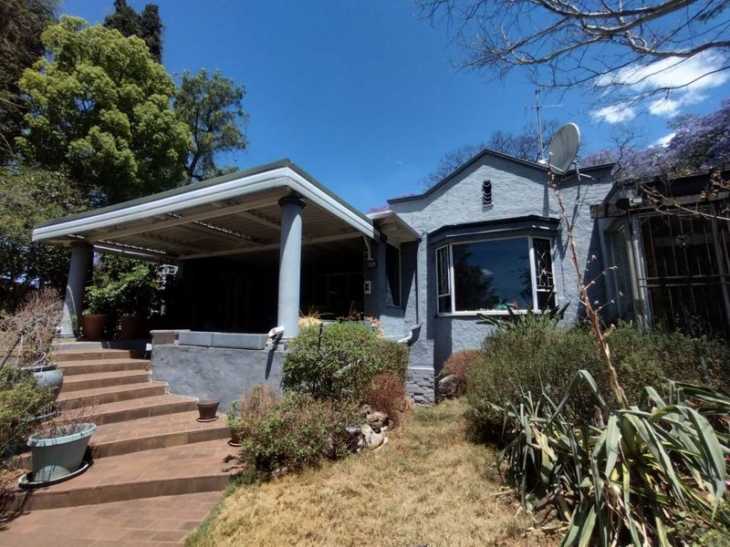 *Stunning 3 Bedroom Haven with Expansive Spaces* - Photo 3