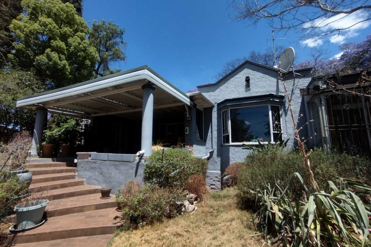 *Stunning 3 Bedroom Haven with Expansive Spaces* - Photo 3