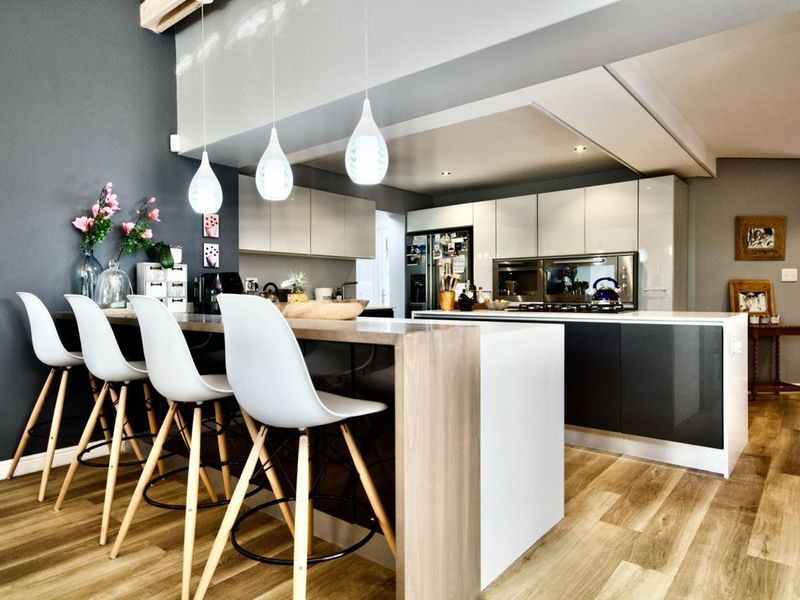 Sophisticated Living by the Sea: A Home Designed for Comfort and Style - Photo 9