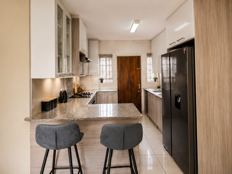 Open-Plan Living with Private En-Suite Upstairs - Photo 5