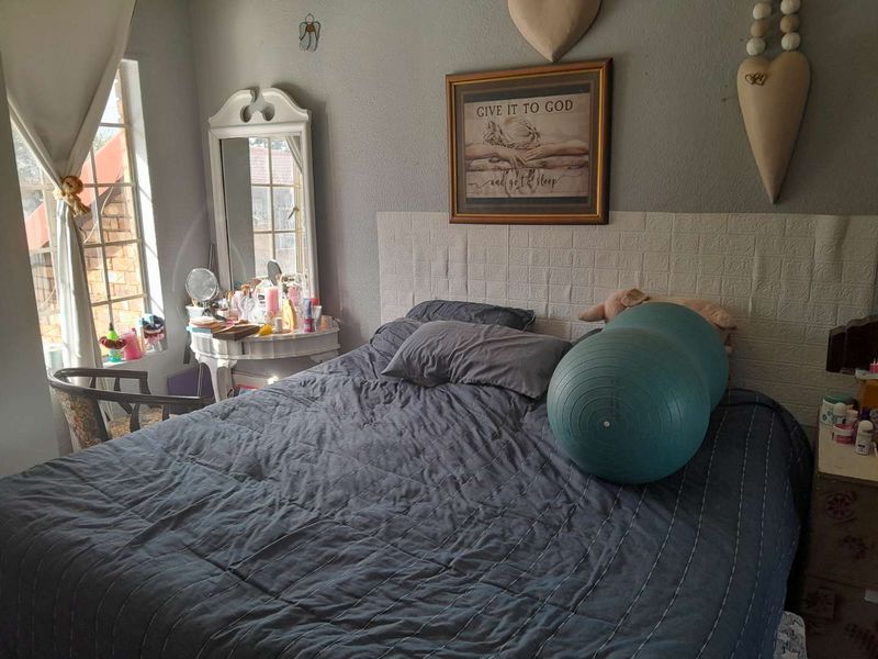 Low Maintenance 3 Bedroom Facebrick Townhouse - Photo 9