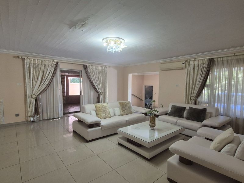 SPACIOUS AND LUXURIOUS FAMILY HOME, MERRIVALE, HOWICK - Photo 8
