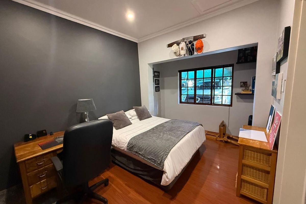 Spacious 5 Bedroom Home with Flatlet - Investor's Dream! - Photo 5