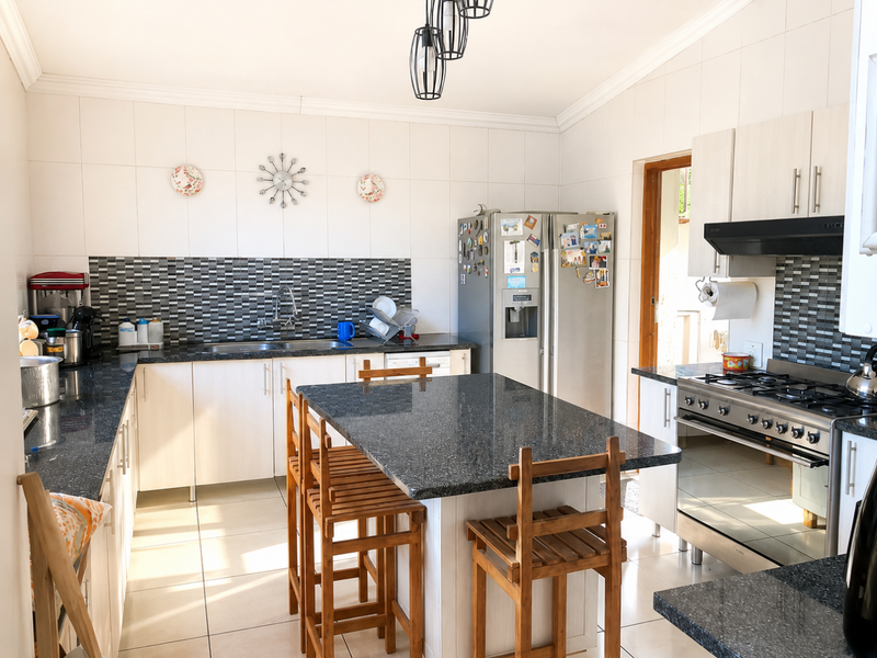 Spacious Family Home with Income-generating Cottages in Lombardy East - Photo 2