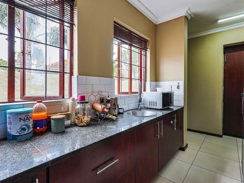 3 Bedroom, 2 Bathroom House for Sale - Photo 6