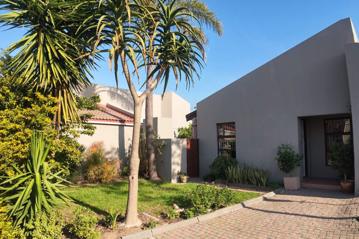 Spacious and Meticulously Maintained Home - Photo 3