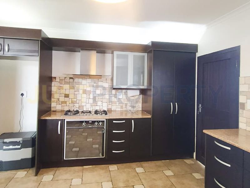5 Bedroom Family Home - Photo 6