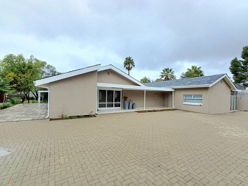 Elegant Multi-Room Residence with Exceptional Entertaining Potential - Photo 5