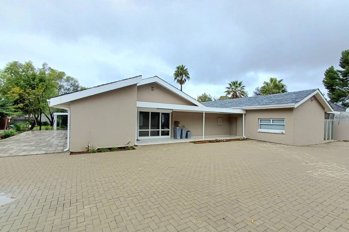 Elegant Multi-Room Residence with Exceptional Entertaining Potential - Photo 5