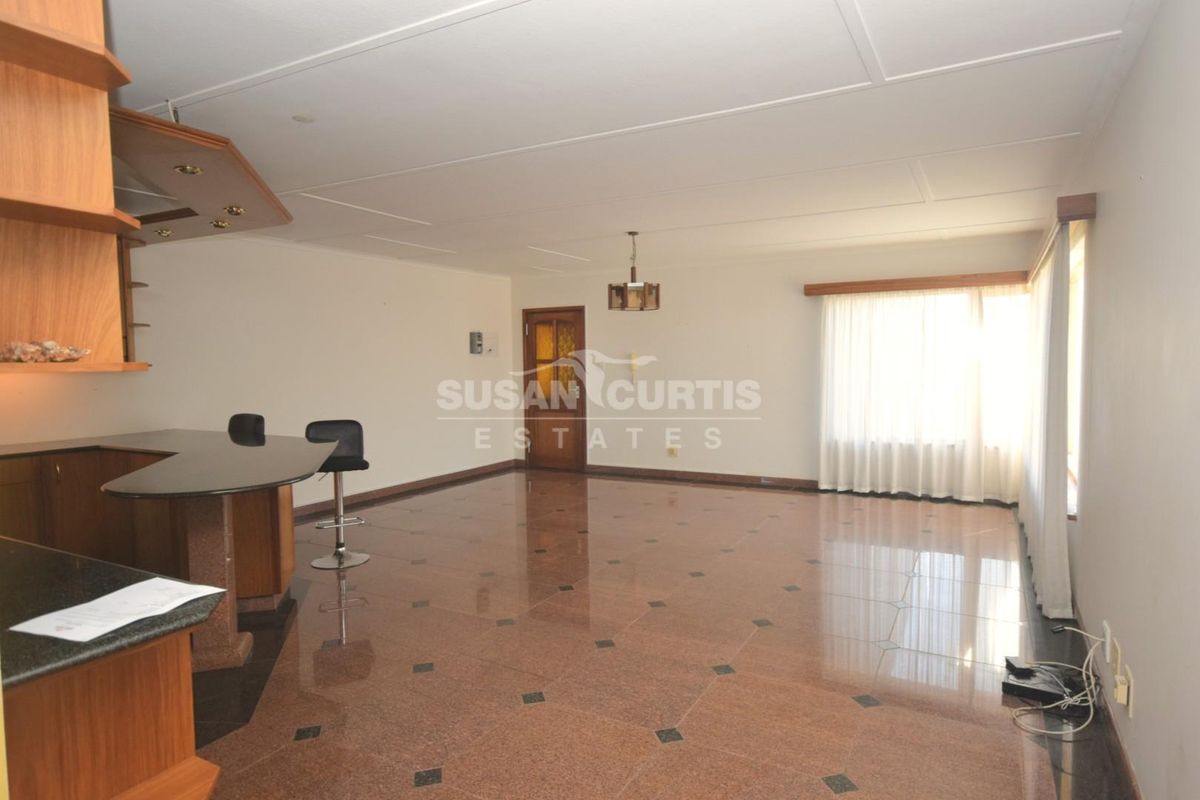 Ampartment with a stunning view in central town - Photo 3