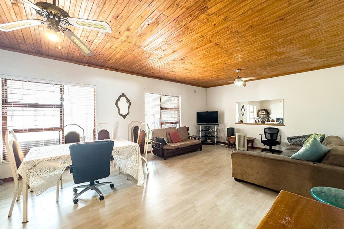 Spacious Family Home with a Separate Flatlet - Photo 4