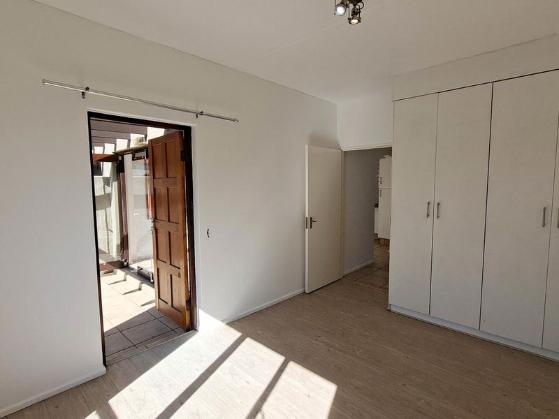 Spacious 2 bed, 1 bath loft apartment available in Lonehill - Photo 10