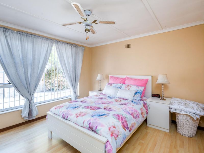 Discover Your Dream Home: Comfort and Convenience Combined!" - Photo 9