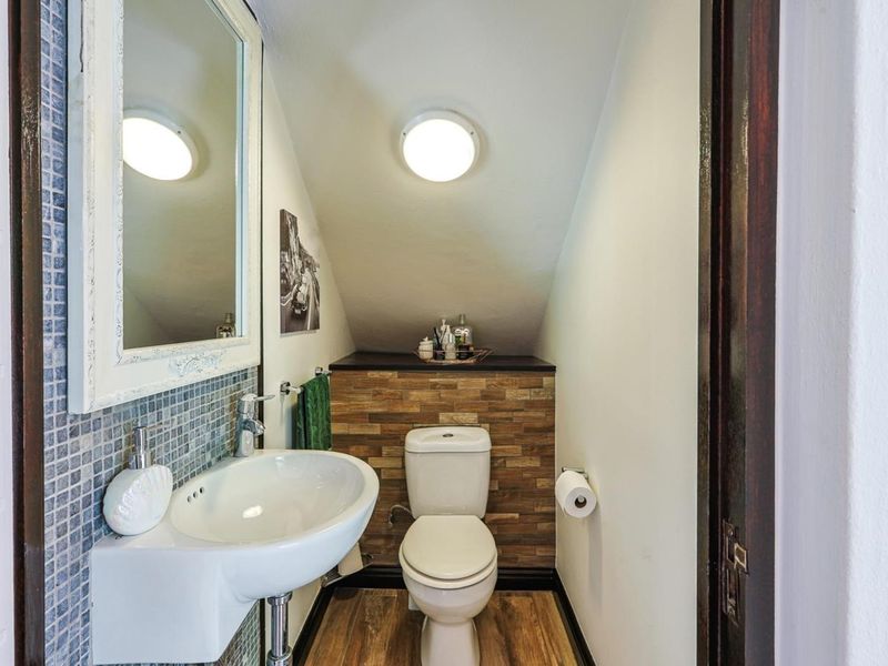 Modern 2 Bedroom Townhouse in Sought-After Lombardy Estate - Photo 10