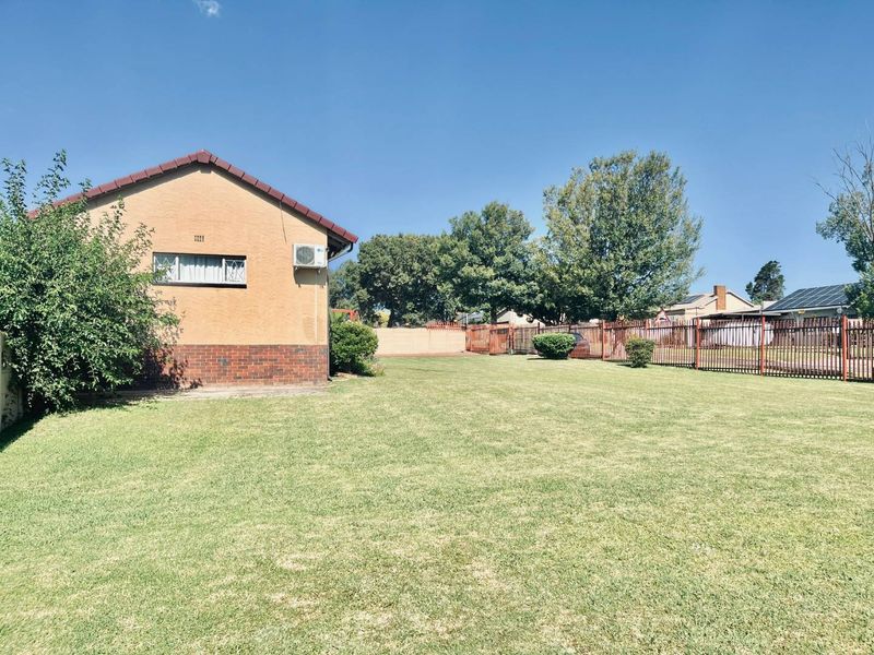 Your Dream Home: Open Spaces, Pool, and Prime Security Features!" - Photo 10