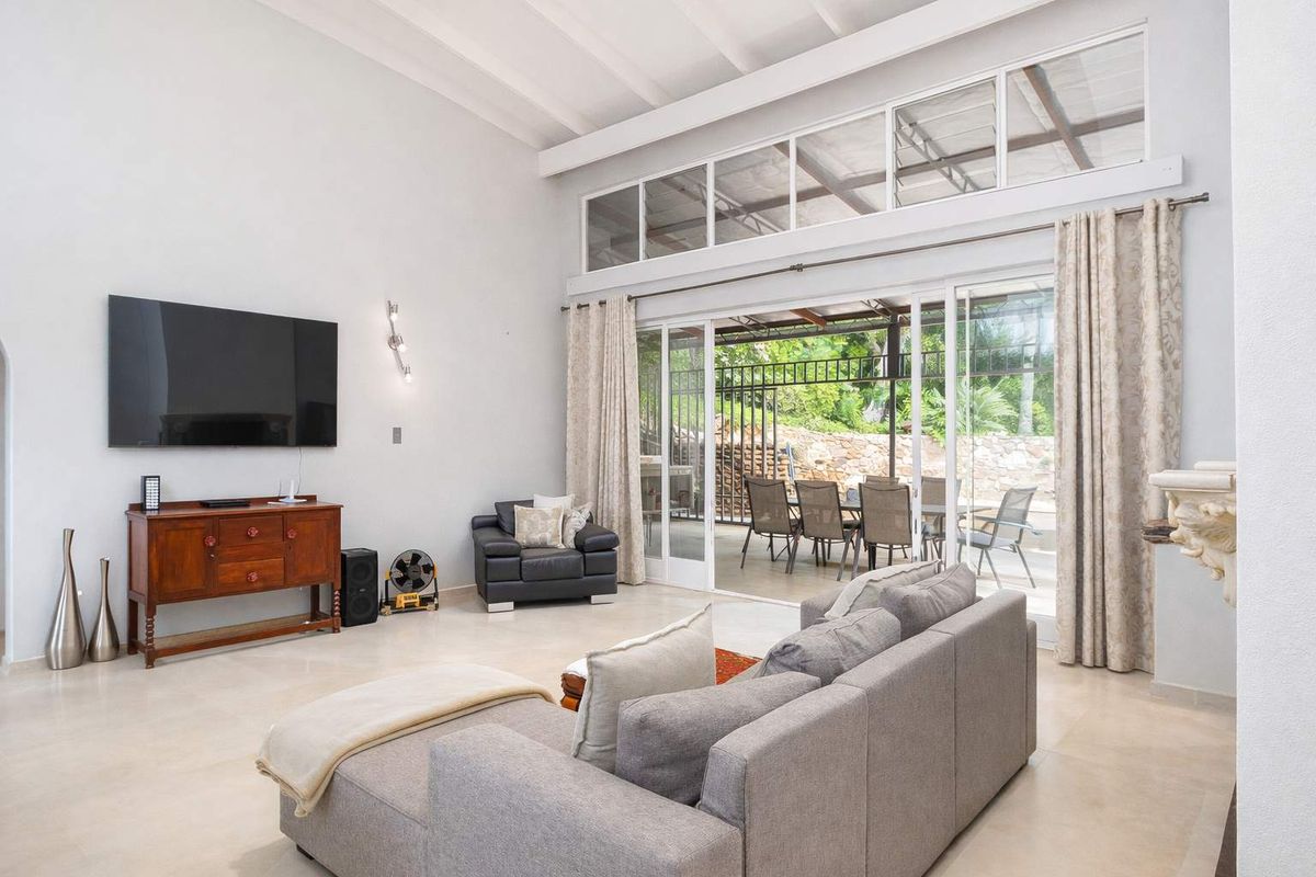 "Dive Into Comfort: Stunning Poolside Sanctuary with Granny Flat!" - Photo 5