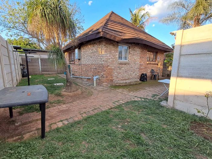 Property #2378154, Cottage Rental Monthly in Moregloed