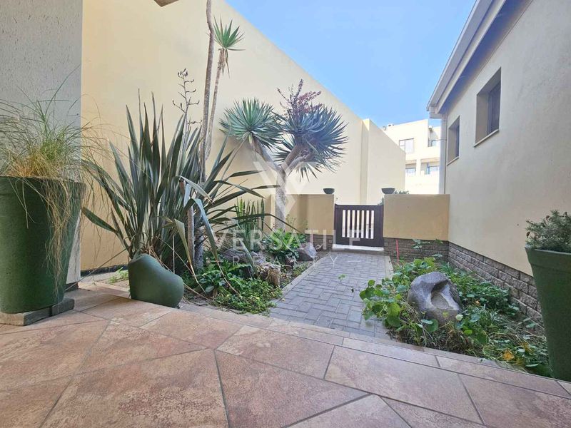 To Let - Beachfront  Flat - Photo 2
