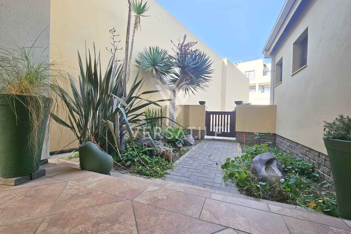 To Let - Beachfront  Flat - Photo 2