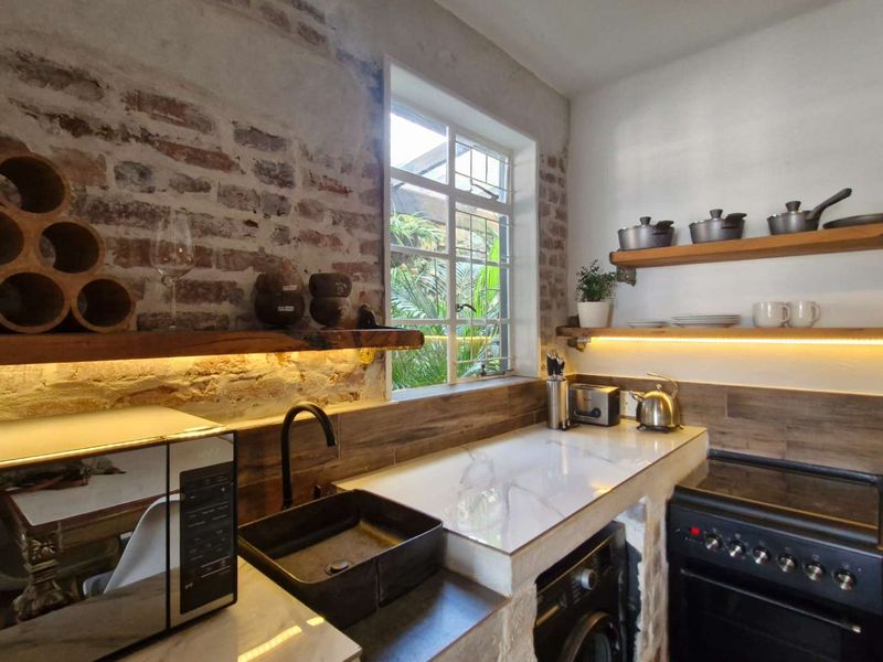 Beautifully Decorated Heritage Apartment with Private Jungle Garden. - Photo 8