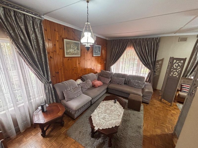 Spacious Family Living with Endless Potential in Sarnia - Photo 5
