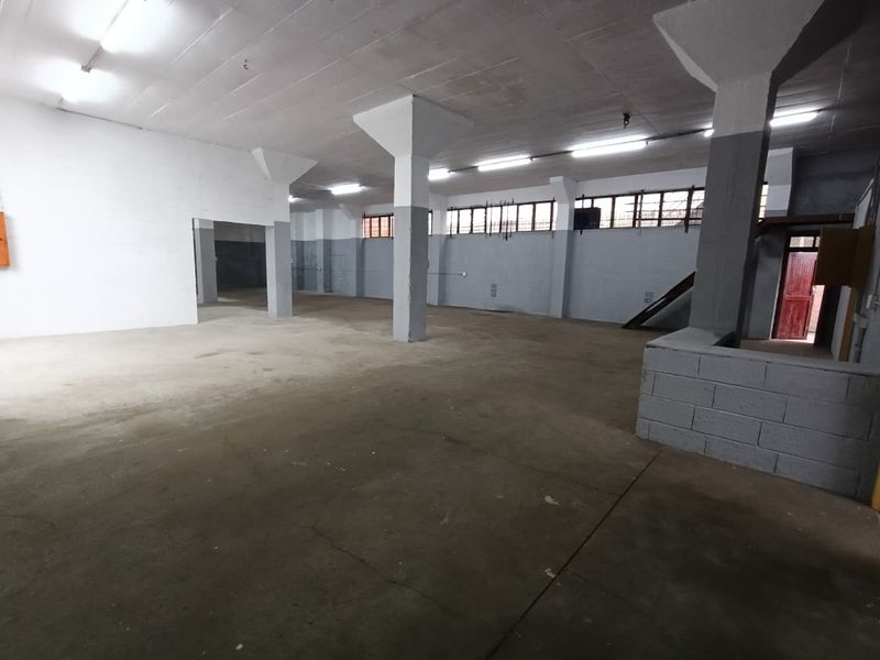 NEWLY REFURBISHED INDUSTRIAL UNIT WITH SMALL YARD TO LET – 399m2 - Photo 2