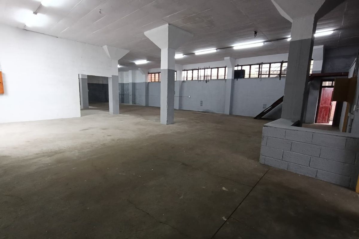NEWLY REFURBISHED INDUSTRIAL UNIT WITH SMALL YARD TO LET – 399m2 - Photo 2