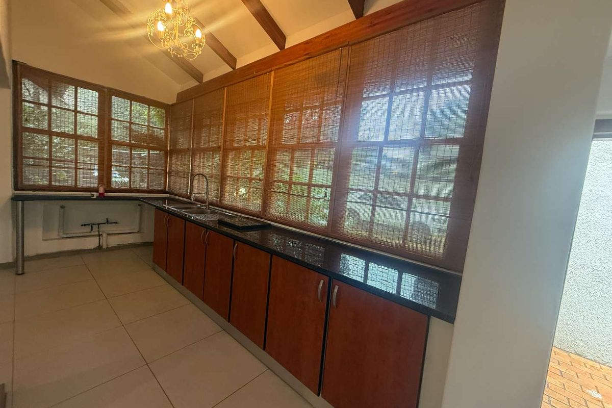 Exclusive Garden Cottage for the Discerning Tenant – Lockup & Go! - Photo 4