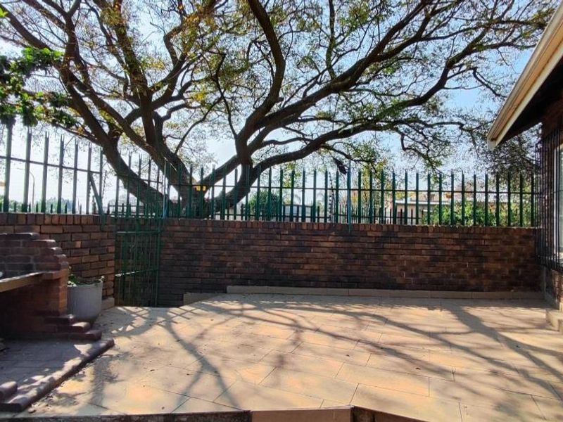 3 bedroom face brick property - Photo 4