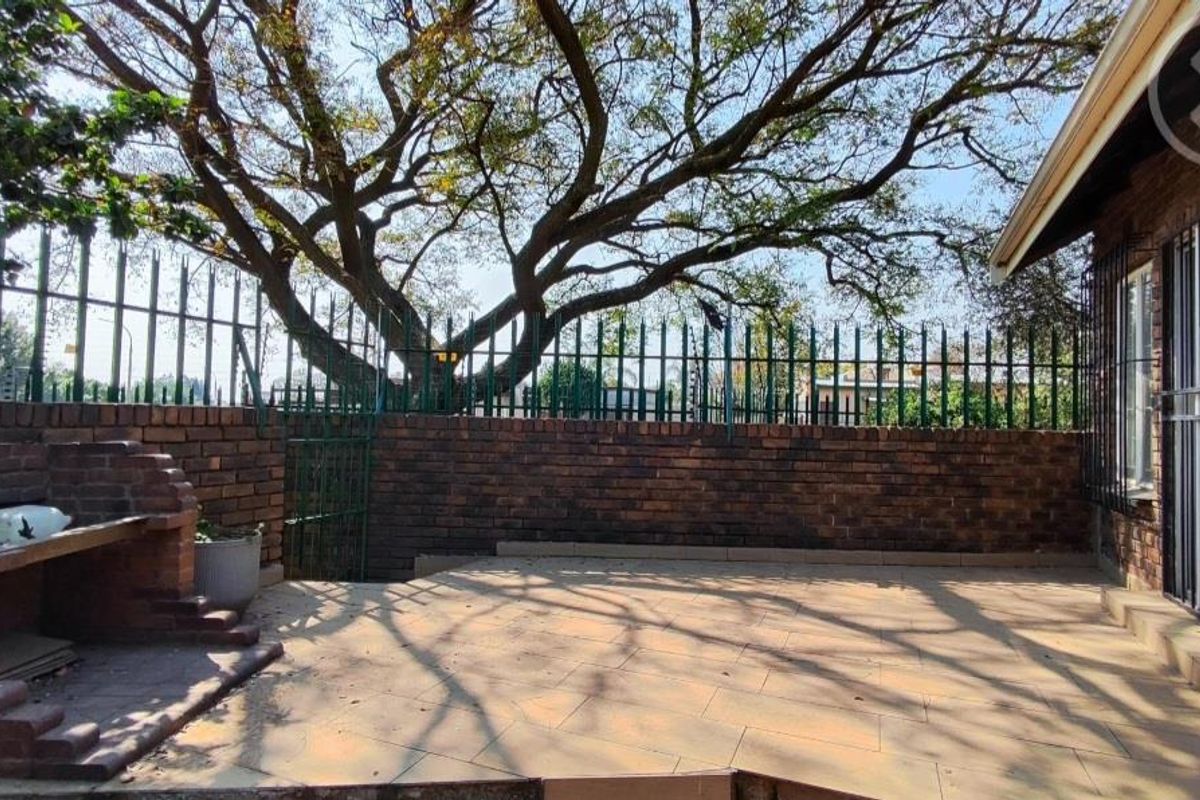 3 bedroom face brick property - Photo 4