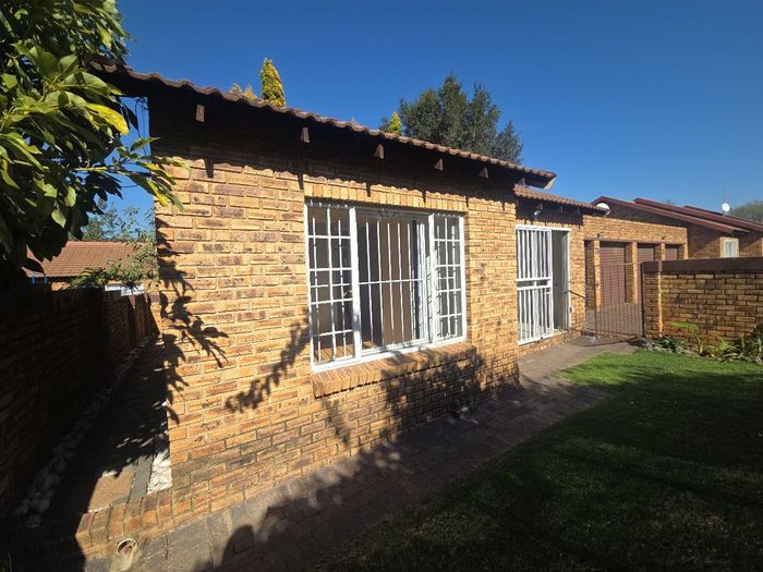 Property #2376493, Townhouse Rental Monthly in Wilgeheuwel
