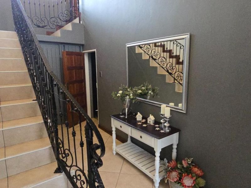 Elegant Family Living with Poolside Entertainment, and Backup Power - DUAL MANDATE! - Photo 5