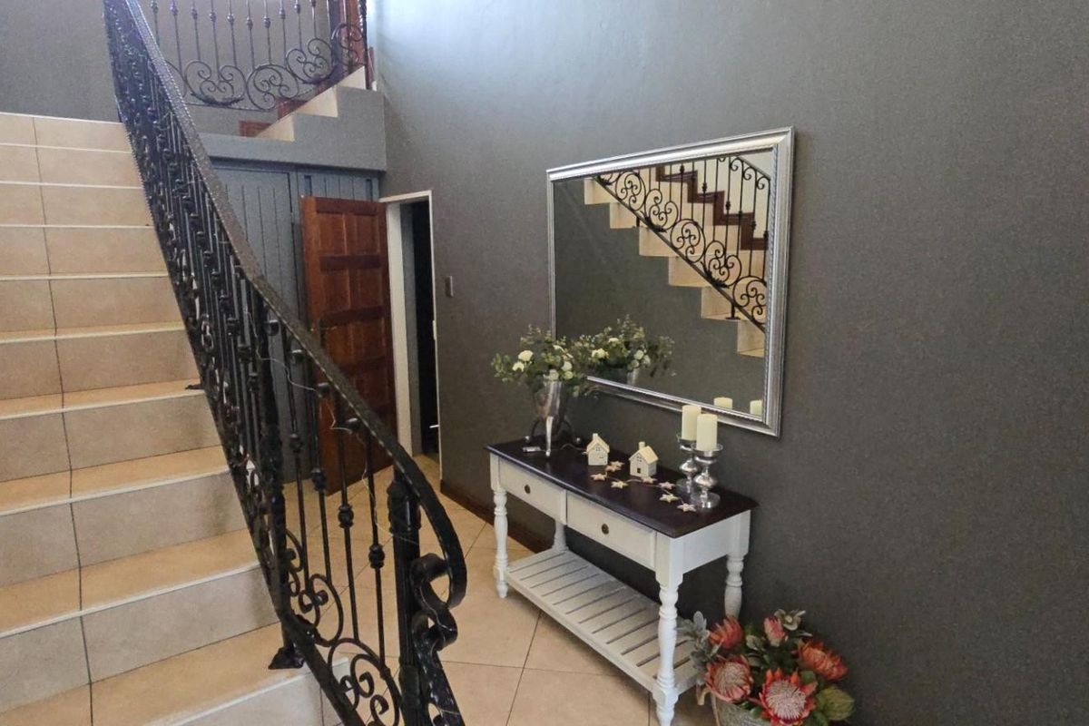 Elegant Family Living with Poolside Entertainment, and Backup Power - DUAL MANDATE! - Photo 5