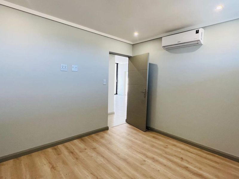 Ascend to Midstream - 3 Bedroom Luxury Apartment Available Immediately - Photo 8