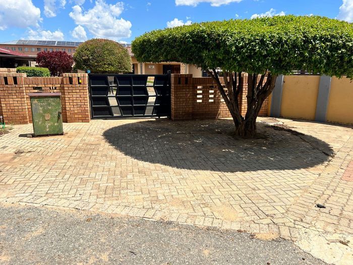 Property #2467941, House For Sale in Mmabatho Central