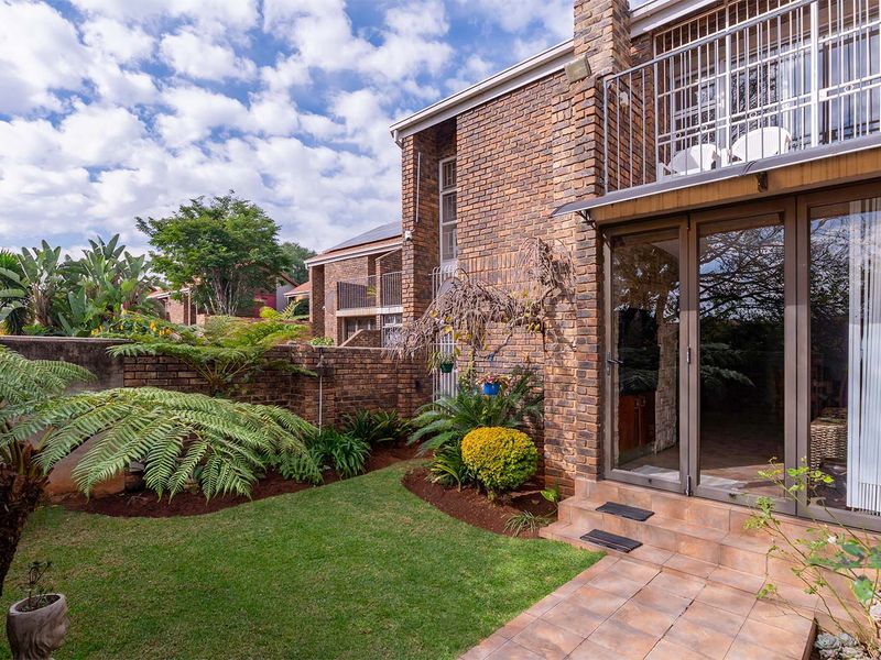 Move-In Ready Spacious 3-Bedroom Townhouse in a Pet-Friendly Complex - Photo 1