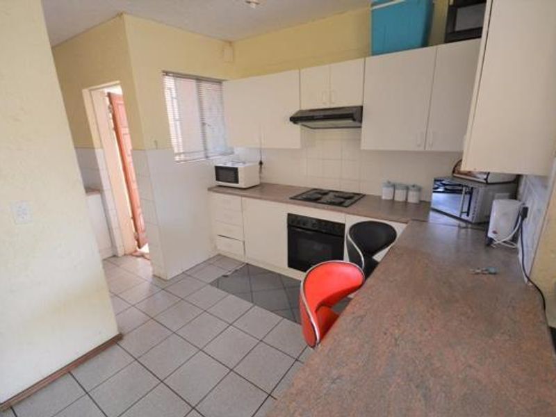 4 x 3 bedroom sectional title townhouses with single lock up garages - Photo 10