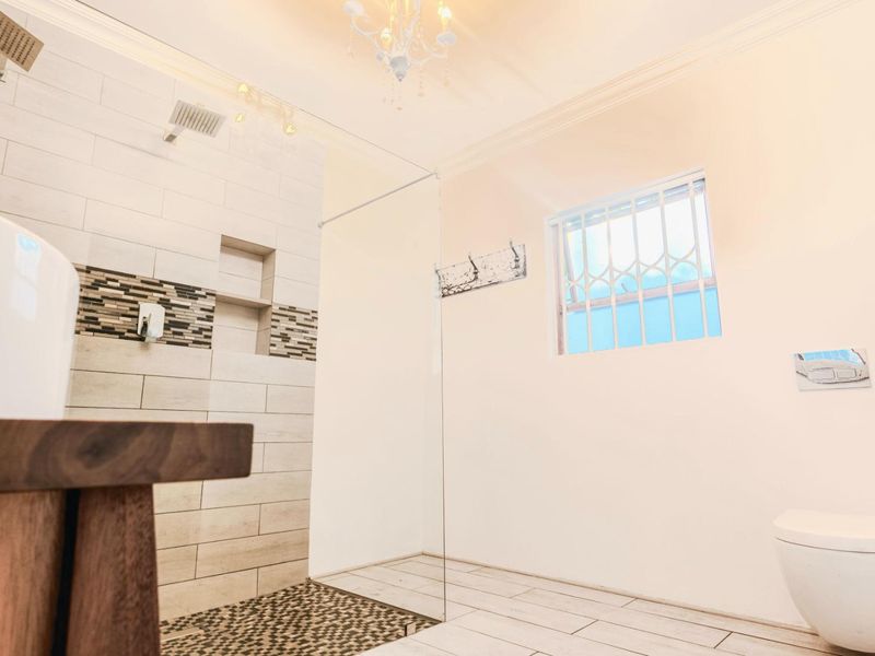 Modern, 5 Bedroom, 4 Bathroom, Family Home - Photo 4