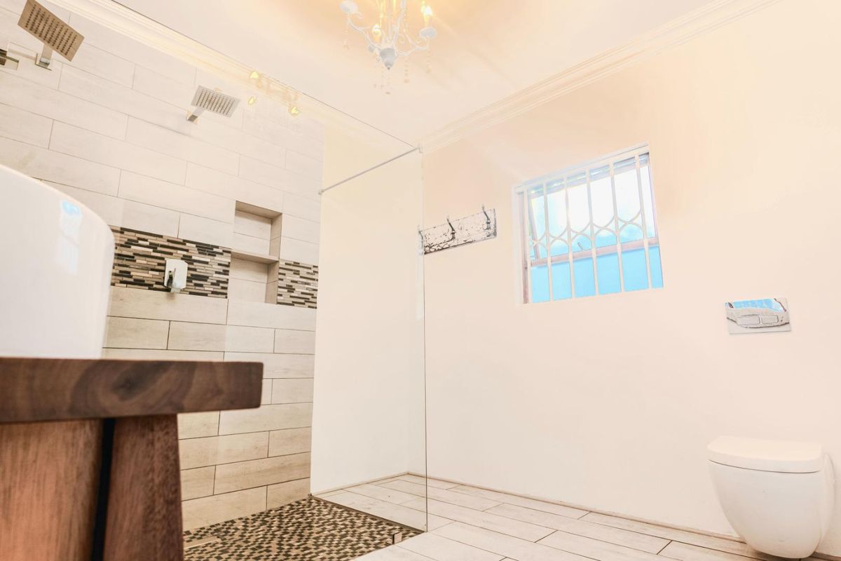 Modern, 5 Bedroom, 4 Bathroom, Family Home - Photo 4
