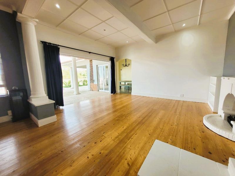 Luxurious 3-Bedroom Home with Panoramic Sea & City Views in Morningside - Photo 9