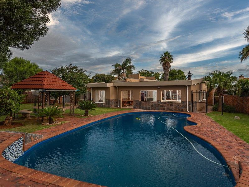 Modern 4 Bedroom Family Home For Sale in Brackenhurst. - Photo 3