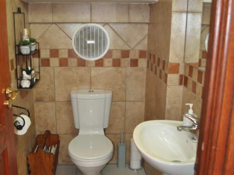 UPMARKET HOME FOR SALE IN SECURITY ESTATE N FAERIE GLEN - Photo 8