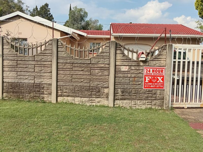 Three bedroom house for sale in Brackendowns - Photo 3