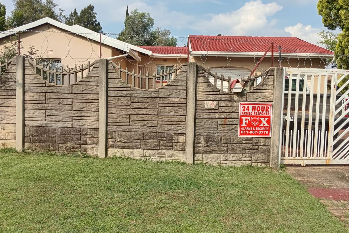 Three bedroom house for sale in Brackendowns - Photo 3